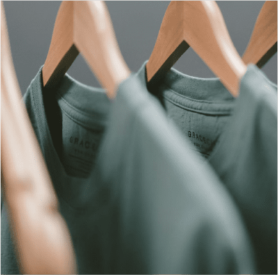 set de poleras en colgador