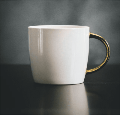 taza color blanca